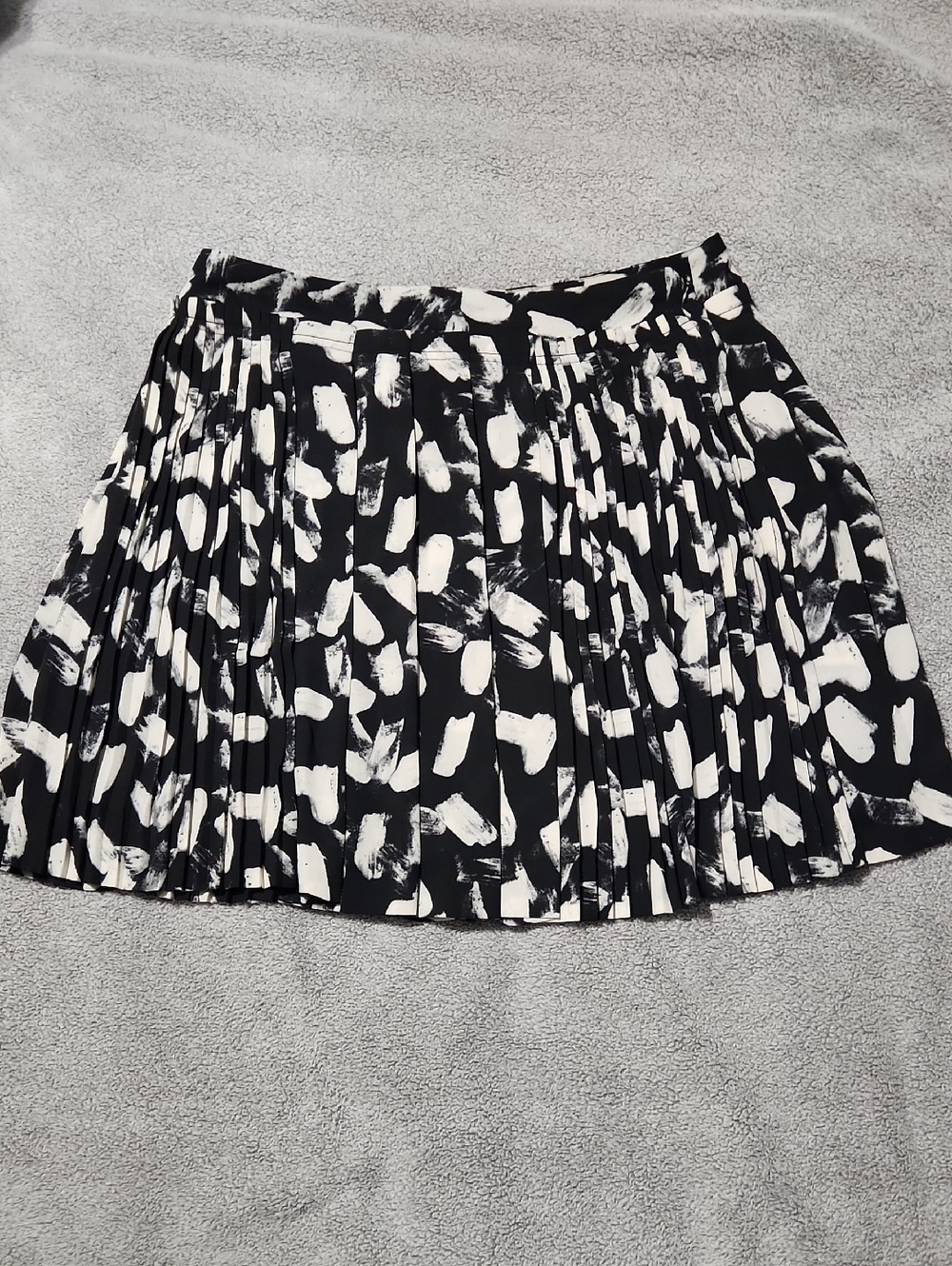 Banana Republic Black & White Brushstroke Pleated Mini Skirt